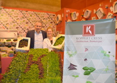 Annette Abstoss en Bart Leemans van Koppert Cress. De nieuwe verpakking krijgt extra aandacht op de beurs. Deze verpakking geeft een betere productpresentatie en verhoogt de houdbaarheid. Met een kleurenschema op de doos wordt duidelijk gemaakt welk smaakprofiel de cressen hebben.