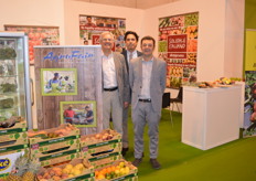 Frank Vermeersch van AgroFair, Gianluca Schassi en Nicola Bottazzo presenteerden hun Solidale Italiano. Een Europees ‘Fairtrade’ programma waarin producten op een eerlijk manier geteeld en verhandeld worden. Dit houdt in dat er gewerkt wordt met goede arbeidsomstandigheden waar ook maatschappelijke ‘uitvallers’ intensief bij betrokken worden. Het is een sociaal project waarin biologisch wordt geteeld. Telers hebben zich verenigd in de coöperatie BIA.