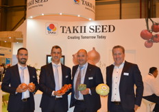 Takii Europe BV. Jaime Dols, Antonio Almodovar, Erik Vesseur en Chris Matthijsse. Takii staat voor de eerste keer op de beurs. Het bedrijf beschikt over vestigingen in Almeria en Murcia. Op de beurs werd het brede assortiment onder de aandacht gebracht. De Vuelta uien doen het goed op de Spaanse markt. Deze ui valt op door een mooie bruin gouden kleur en een lange bewaring. De ui is geschikt voor export vanuit Spanje naar Noord Europa. In Galia meloenen is een nieuw ras ontwikkeld: Cabal. Een productief ras met goede smaakeigenschappen en uitermate geschikt voor teeltgebieden in Murcia. Takii begeleidt telers, zij zorgen samen dat er een smaakvolle meloen beschikbaar is voor de consument.