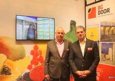 Willem van der Does en Jan van Kessel van BG Door. Ook in Spanje worden naast het rijpen van bananen steeds meer andere producten gerijpt, zoals avocado, mango en papaja. Het bedrijf is tegenwoordig onder de naam Belfort Projectzonwering ook actief in zonwering van eigen productie.