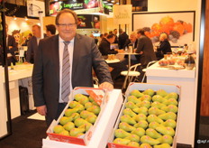 Urs Luder van GKE in de stand van Fruitmasters met Migo. De peer wordt vermarkt door Fruitmasters (Nederland) en BelOrta (België).