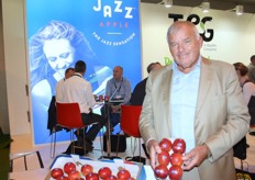 Tony Fissette van Enzafruit New Zealand vindt dat de beurs in Madrid langzamerhand aan het uitgroeien is naar een wereldbeurs die een topplaats inneemt. De topman van het bedrijf toont Jazz appelen uit Zuid- Europa, die volgens de man dit jaar een goed jaar gehad hebben.