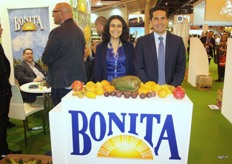 Mariem Baki en Omar Salame van Bonita. Het bedrijf houdt zich grotendeels bezig met bananen. In de toekomst willen zij zich ook gaan richten op de producten die voor de twee op tafel liggen.