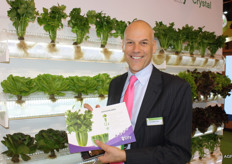 Jan Doldersum van Rijk Zwaan toont de nieuwe mini-selderij die op hydroponic wordt geteeld.