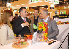 Ruud Zwinkels en Gert-Jan van Geest van Eminent Food met bezoekers op de stand