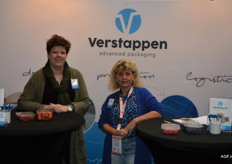 Mieke Verstappen en Franka Keijsers van Verstappen Packaging. Op de voorgrond de nieuwe zachtfruit bakjes geproduceerd voor Albert Heijn.