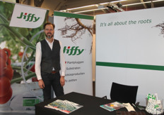 Marc de Bruin van Jiffy, alles voor het planten en oppotten van aardbeienplanten.