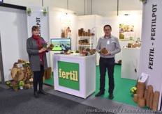 Sigrid Hansen - Catania, Francis Paon & links schaap Dolly! Ze tonen de nieuwe bio-afbreekbare potten van Fertil. http://www.floraldaily.com/article/13771/Fertil-improves- its-biodegradable-pots