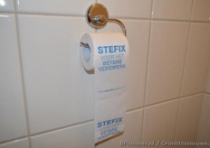 Bij de uitgang van Steenks Services werden toiletrollen uitgedeeld ter promotie van hun veegmachine Stefix.