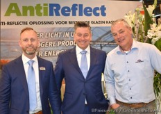 De heren van Mardenkro. Tijdens de beurs dagen gaf Paul van Gils (midden), presentaties die ingingen over hoe de tuinder meer licht in de bestaande kas kan krijgen. Peter Heemskerk (rechts) liet weten dat 2017 het TOP jaar is geweest voor Mardenkro North America.