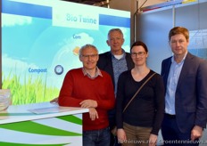 Ambassadeurs van het bio-twine van Lankhorst Yarns. Mn en mw Lambrecht van paprikakwekerij Gemapa in Nevele op bezoek bij Siep Dijkstra en Joris van Calcar van Lankhorst yarns.