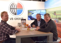 Hier gaat gebouwd worden. VB Group gaat voor een nieuw hoofdkantoor, Royal Pride Holland voor een uitbreiding van de kwekerij. Op de foto Robert Marks, Michel Winkel en Frank van Kleef.