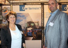 Anja Grootendorst en Hans Muller bij de stand van KWS.