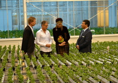 Koning Maxima krijgt een rondleiding. Hier op de foto met twee lisianthus telers en rechts Peter van Adrichem, initiatiefnemer van het WHC