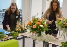 Studentes bloemschikken van het MBO Westland