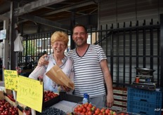 Ro Dispa met zijn moeder Wil stat al 30 jaar op de markt en is gespecialiseerd in exoten