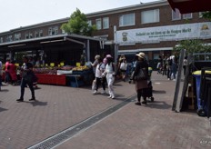 De in- of uitgang van de Haagse Markt