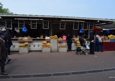 Genoeg keus in gespecialiseerde kramen met aardappelen en uien