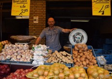 Arjan den Boer staat met aardappelen, uien en heeft als specialties gember, rode knoflook en een groot peulvruchtenassoritment zowel gangbaar als biologisch.