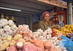 Esther den Boer, de vrouw van Arjan in haar kraam met o.a. Pure African specialties