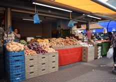 A.J. den Boer heeft ook een kraam met biologische, skal gecertificeerde peulvruchten, bio-uien, - aardappelen en -gember