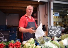 Van Wulgen Groente en Fruit staat 40 jaar op de Haagse markt. Hij is blij met koelcellen voor de AGF-kramen en vindt het geen probleem dat alle marktkramers daardoor dicht blij elkaar zitten.