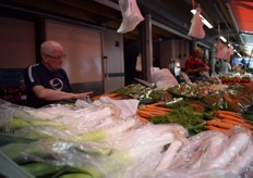 De meeste kramen verkopen fruit, Van Wulgen handelt in groenten