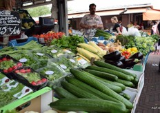 De Hollandse groenten zijn in trek bij het multiculturele publiek op de markt. De verkoop is geen probleem, wel voldoende personeel