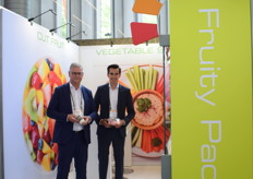 William de Vries en Teus Hoogendijk van Fruity Pack hebben een kleurrijke verse presentatie en zijn een van de weinigen met verse producten op de beurs.