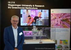 Sjaak Bakker (Wageningen University & Research) in front of a simulator in which can be grown under fully conditioned conditions in a closed system with 100% recirculation. The setup is working in real in Antartica, so that there can be practiced with growing under extreme conditions and people can be trained for future Mars missions.