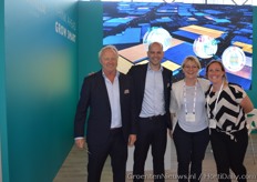 Always cozy at the Hortilux stand: Paul van der Valk, Vera Bouklakova, André Flinterman and Karin Brinkman.