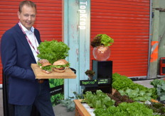 Chris Noordam van TopKrop. Dagvers geoogste bladgroenten voor retail, snijderijen en groentespecialisten.Geteeld op 'water'. Chris toont de Chrispy Green, een slasoort die is ontwikkeld voor foodservice zoals producenten van belegde broodjes.