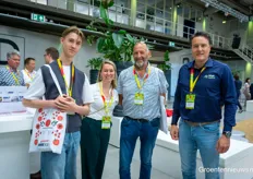 Alex Verkerk, Joyce van Dalen en Nico Ammerlaan van Tomatoworld, in gesprek met Ronald Hoek van Blue Radix, dat gisteren hoorde genomineerd te zijn voor de GreenTech Innovation Award.
