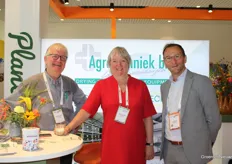 Jan Appelman en Silvia Neuvel van Agratechniek stonden op het Nederlandse paviljoen. Jan Meiling sloot voor de foto even aan. Hij is de opvolger van John van Ruiten bij Naktuinbouw en de nieuwe directeur.