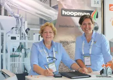 Marieke van Gorssel en Rianne Kruisselbrink van Hoopman Equipment & Engineering hopen in Rotterdam beslissers te spreken. Die waren er in ieder geval genoeg, gelet op alle nette pakken.