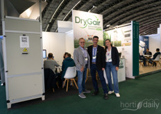 Drygair had drukke dagen: eerst de DryGair Tour, langs verschillende kwekerijen in Nederland, en daarna de beurs. Op de foto Doug Miller, Tal Netzer, en Hadar Fuchs. En de ontvochtiger natuurlijk.