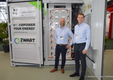 Marcel Stam en Stijn van Velzen van Zwart Techniek. De megabatterij wordt standaard geleverd met een Power Management Systeem