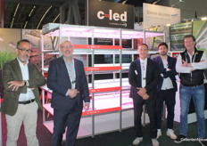 Raffaelo Montanari (C-LED), Mark van der Ende (AGRO LED), Mirco Berti, Christian D’Elia (C-LED) en Roy Visser (AGRO LED). AGRO LED vertegenwoordigt de Italiaanse lampenfabrikant in Nederland, België en delen van Duitsland.