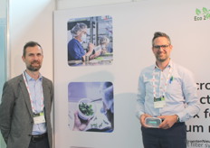 Eco 2 bracht speciaal voor weefselkwekers microboxen mee met een filtersysteem om beestjes buiten te houden. Op de foto voor de debutant op GreenTech: John Van Moeseke en Piet De Lausnay.