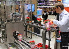 Wouter Verhoef van Crea-Tech demonstreert op de stand van Bosman Van Zaal de Smart Sleever die tijdens de beurs ook bij Vilosa mocht demonstreren. 