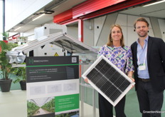 Marceline van Heijst en Rik van Ogtrop van Hermans Energy Solutions bij de opstelling om te laten zien dat je op maat zonnepanelen in je kasdek kunt laten plaatsen.