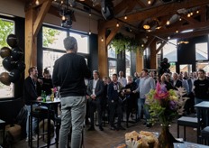 Source.ag sloot beursdag één af met een borrel waar Rien Kamman een speech hield.