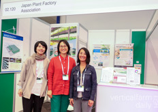 De Japan Plant Factory Association met Nozomi Hiramatsu en Eri Hayashi die Penny McBride van de UC Davis op de stand verwelkomden