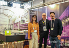 Xinrui Li, Jago van Bergen, en Filippo Rossi van van Bergen Kolpa Architecten stonden met een grote glimlach voor hun recent gelanceerde Beijing hybride, vertical farm project