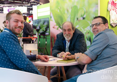 Chris Mayer (Innovative Growers Equipment), Glenn Behrmann (Growtainer), en Ramon van der Kruijs van BioBest om de tafel