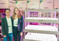 Galen Zhou en Rebekka Boekhout op de Sananbio stand