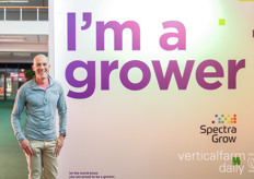 Whit Allen met SpectraGrow die trots met hun recent gelanceerde marketing campagne poseerde 'I'm a grower'