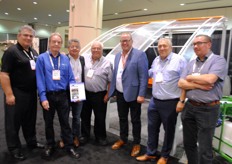 David van Hoffen, Martin van Tol, Francisco Cordero (Milestone Costa Rica), Tony van Es, Co van Es (Milestone), Robert Poljet en Frans van Gelderen op de stand van Outfront Portable Solutions. Zij namen deel aan het Floral gedeelte van de beurs.