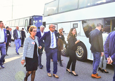 Met alle 250 gasten in de bussen op naar het FreshPark Venlo waar Scelta Essenza gevestigd is