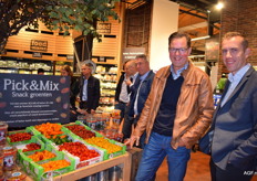 Jos van Mil (Greenco) bij de Tommies tomaten, samen met Stephan Schneider van HillFresh